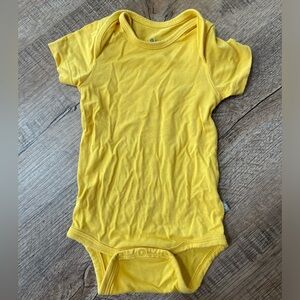 Kyte Baby Short Sleeve Bodysuit Onsie, Size: 0-3M, Color: Pineapple
